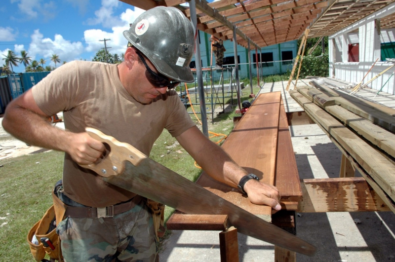 charpentier-ST PAUL DE VENCE-min_worker_construction_building_carpenter_male_job_build_helmet-893290